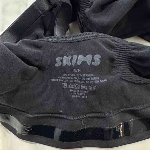 Skims Black Bralette with adjustable straps
never worn 
wise s/m - Picture 3 of 3